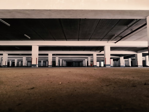 大楼下面的旧停车场图片下载