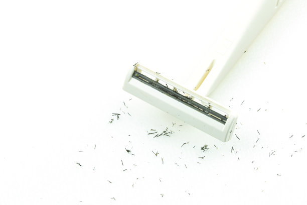 白色背景上的肮脏的白色剃须刀。图片下载