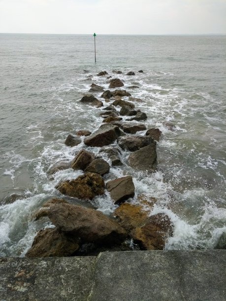 海浪冲击着海边的岩石图片下载