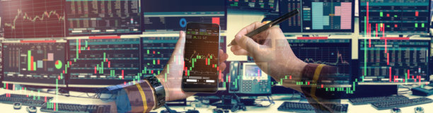 双曝光的手的商人使用智能手机与股票交易室和股票交易图表背景的投资业务概念。图片下载