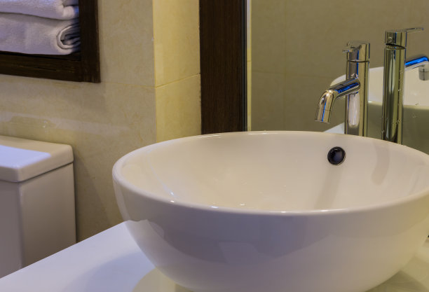 浴室的现代卫生洗脸盆。图片下载