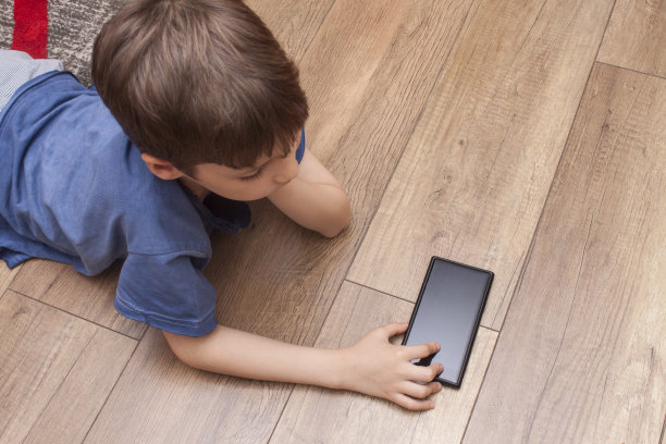 男孩和电话图片下载