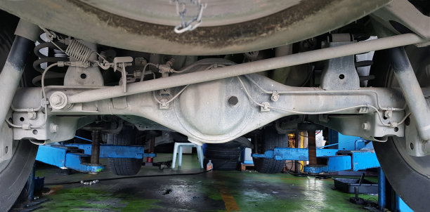 修理车辆的制动盘的关闭，汽车修理工在更换新轮胎的过程中，汽车制动修理在车库。图片下载