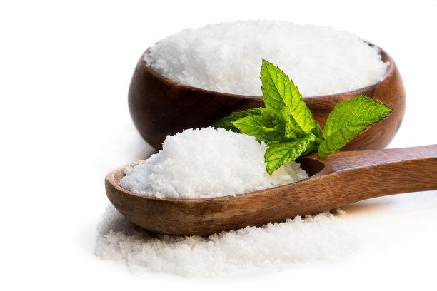 木勺与海盐隔离白色图片下载