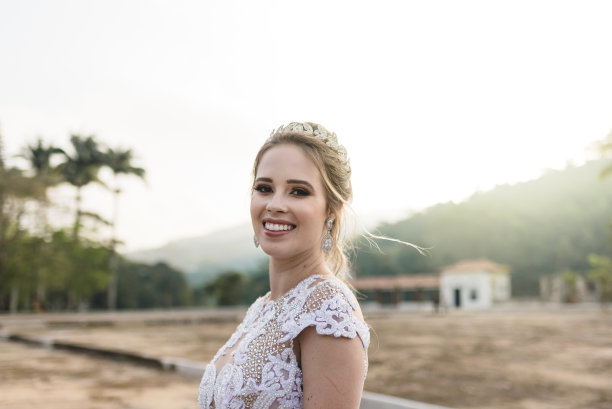 一个微笑的新娘在热带农场的肖像图片下载