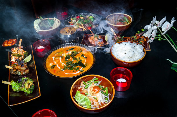 美味亚洲菜肴：黑色背景上的亚洲美食合集图片下载