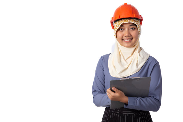 年轻的穆斯林建筑师戴着防护头盔，在带有孤立背景的剪贴板上写笔记。图片下载