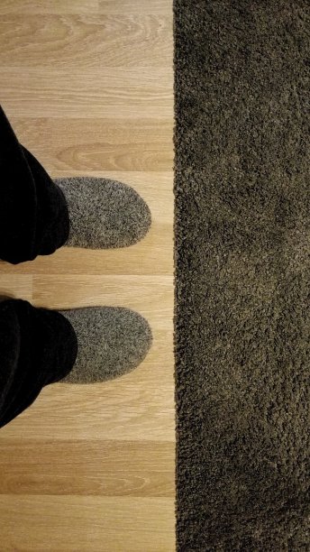 拖鞋和地毯的和谐图片下载