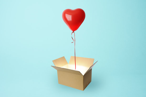 红心形气球从纸板箱里飘出来图片下载
