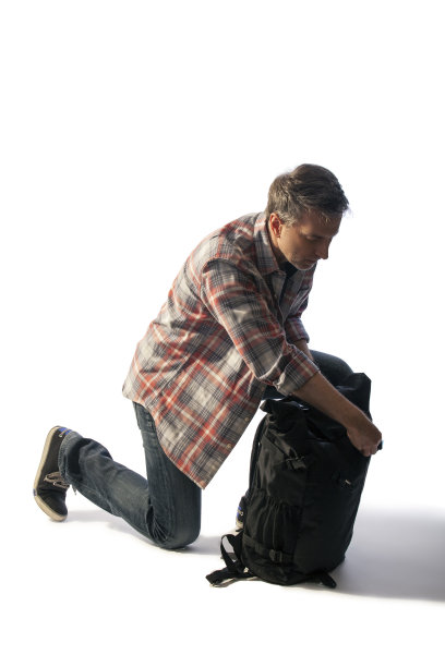 游客或徒步旅行者在日落时准备一个袋子图片下载