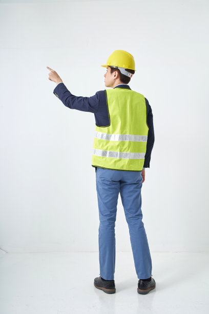 全身长度的朝鲜族男子穿着安全背心和头盔图片下载