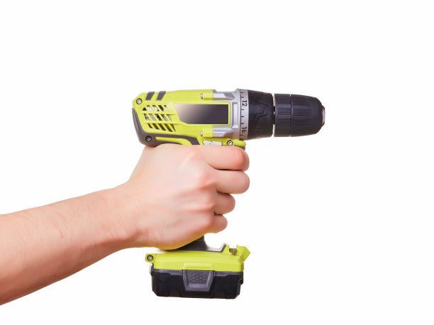 手里拿着黄色的无绳螺丝刀图片下载