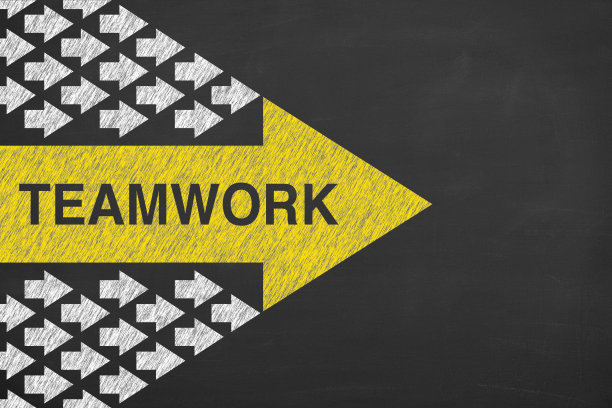 团队概念与箭头在黑板上的背景图片下载