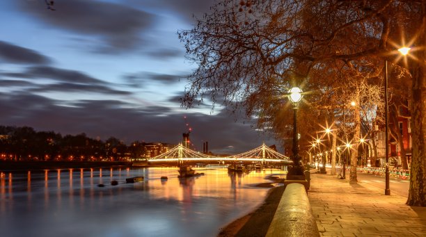 伦敦在黎明时分。伦敦格罗夫纳桥和废弃的巴特西发电站的全景图片下载