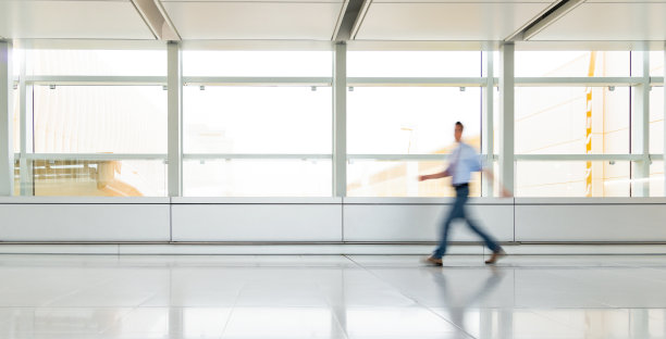 商人走在走廊上图片下载