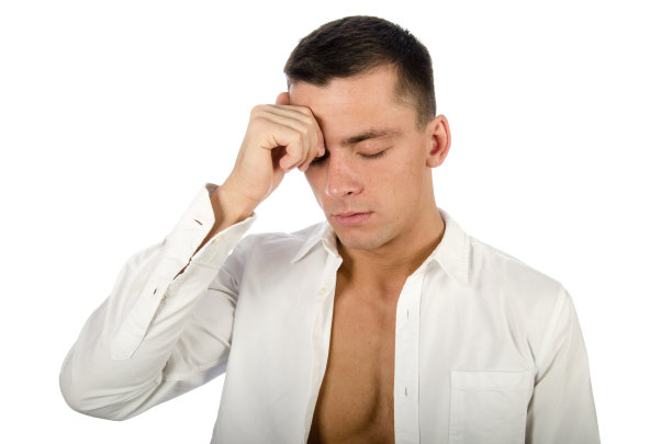 那个年轻人在哭。图片下载