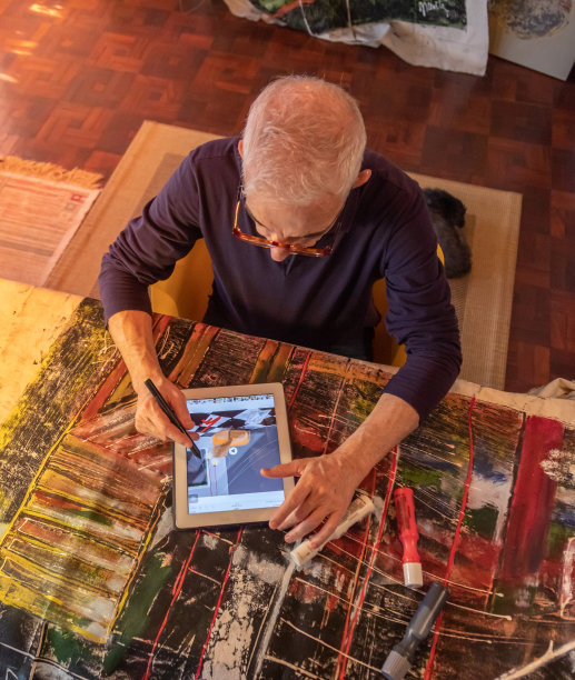 艺术家中年男子在画布上以数字方式绘画图片下载