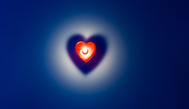 一个心形蜡烛燃烧的特写图片下载