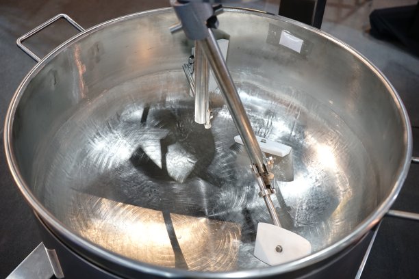 在烘培机中为法式长棍面包混合面团图片下载