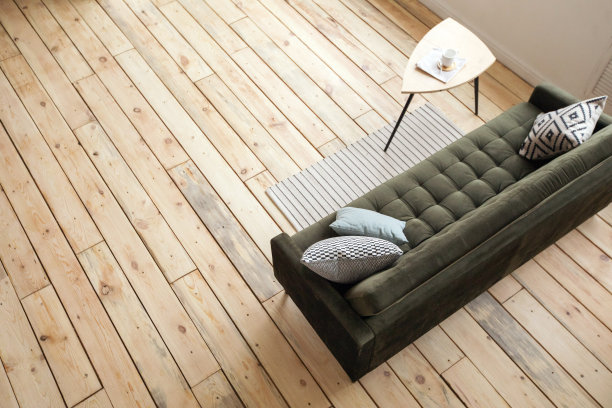 客厅里的沙发和桌子图片下载