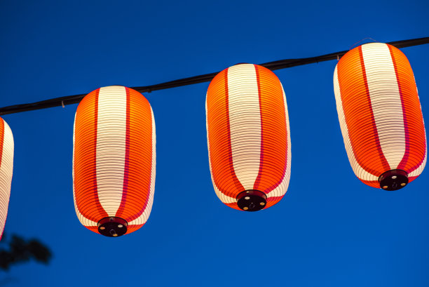 红色日本纸灯笼的特写。图片下载