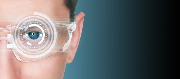 一个戴着增强现实眼镜的男人图片下载