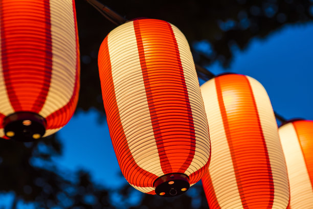 红色日本纸灯笼的特写。图片下载