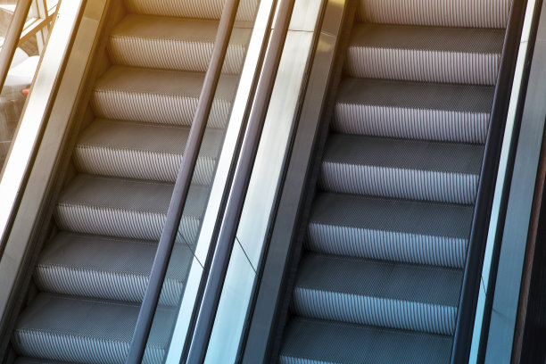 办公大楼的空扶梯图片下载