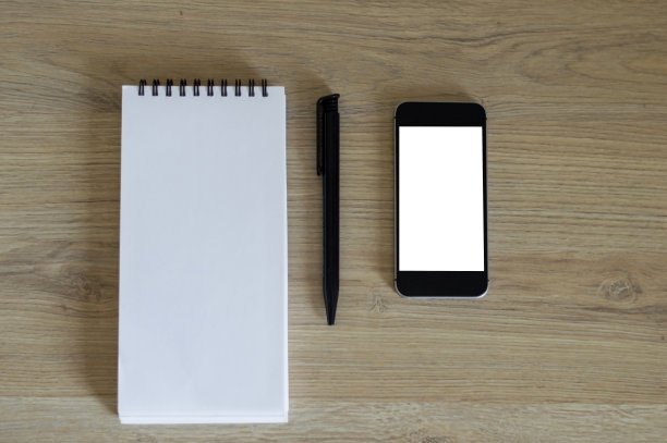 空白笔记本，智能手机和黑色笔图片下载