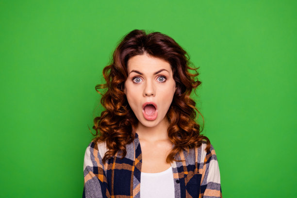 近距离的照片尴尬的女士被不可思议的信息吓坏了困惑困惑尖叫大叫张嘴反应穿着青年格子衣服孤立在绿色的背景图片下载