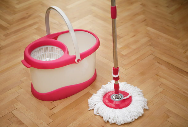 俯视图的拖把和水桶洗涤地板图片下载