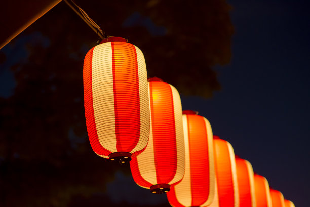 纸灯笼在中国、日本和韩国已经存在了几个世纪，它们通常是由轻材料制成图片下载