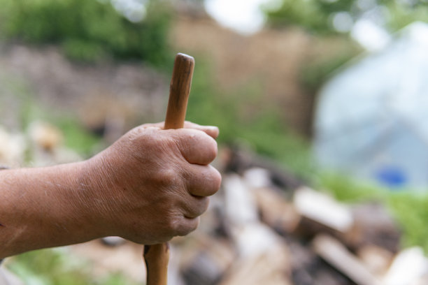 从农场的农村工作中休息一下。图片下载