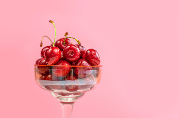 粉红色背景上的樱桃浆果图片下载
