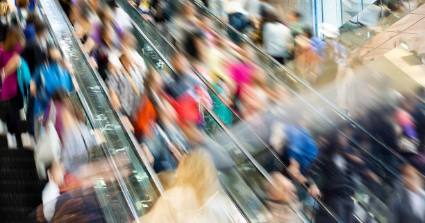 自动扶梯上拥挤的人群模糊地移动着图片下载