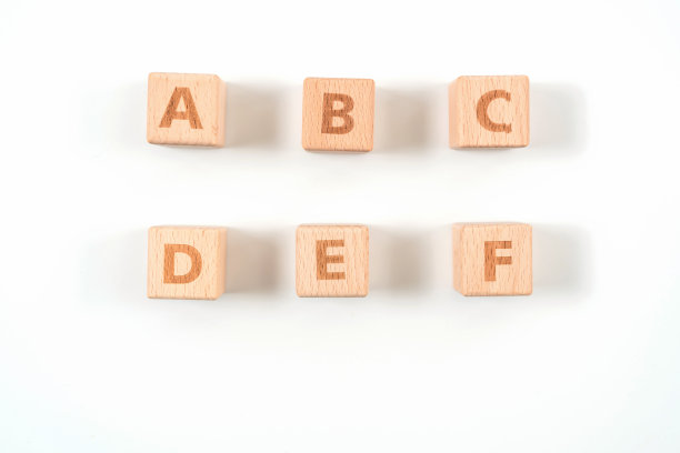 木头上的字母，白色的背景图片下载