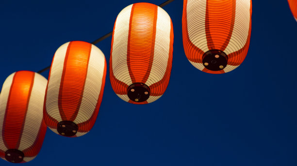 纸灯笼在中国、日本和韩国已经存在了几个世纪，它们通常是由轻材料制成图片下载