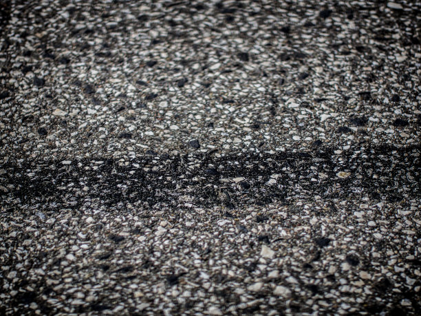 沥青上的黑色轮胎痕迹图片下载