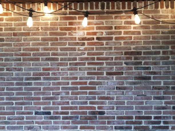 红砖墙和灯饰图片下载