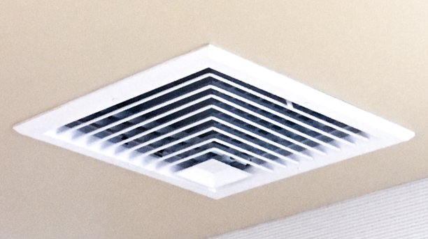 在天花板上有一个角度的空调通风口图片下载