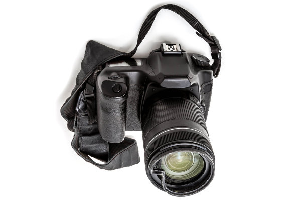 数码单反相机坏了，变焦镜头的保护滤镜凹了。将修复。孤立在白色背景上。透视图图片下载