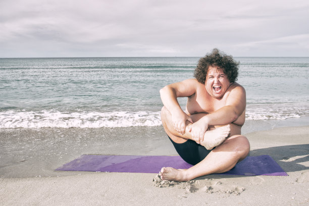 有趣的胖子和瑜伽。图片下载