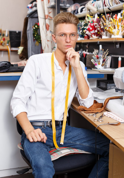 金发男裁缝的肖像图片下载