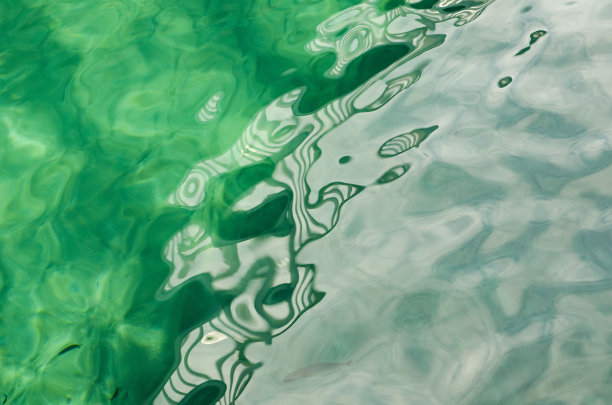 水面上的倒影令人惊讶地画成了图画图片下载