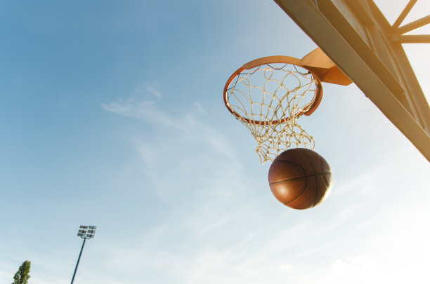 篮球通过篮框进入并得分的篮球图片下载