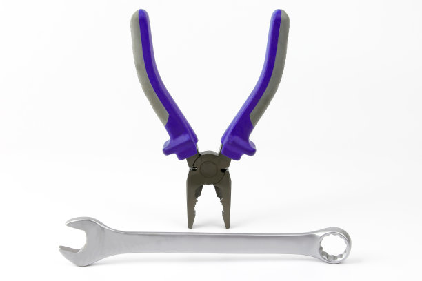 在白色背景上有蓝色和灰色手柄的扳手和钳子图片下载