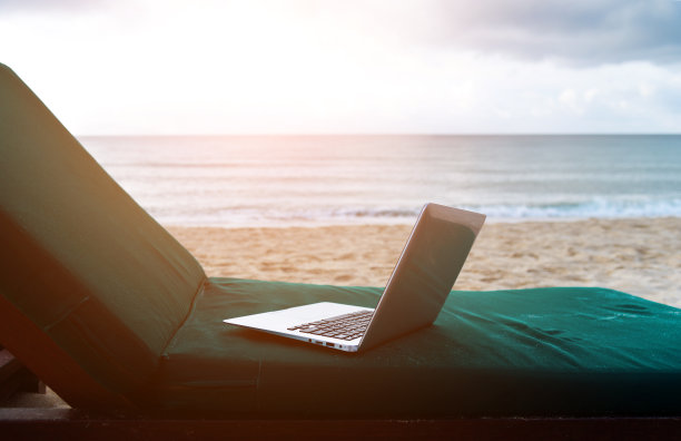 一个人坐在空荡荡的海边沙滩椅上图片下载