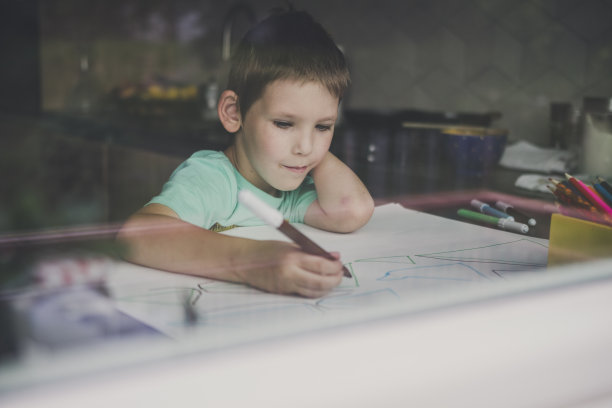 可爱的男孩画画图片下载