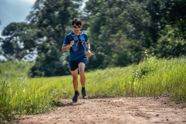 亚洲男人在自然的道路上奔跑图片下载