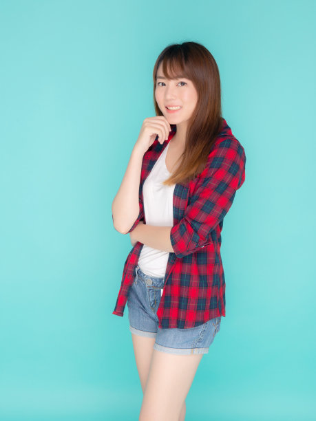 美丽肖像年轻的亚洲女人穿衣服时尚旅行微笑表情自信享受暑假孤立的蓝色背景，模特亚洲女孩享受和开朗，旅游概念。图片下载